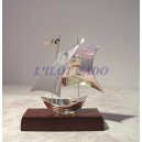 Petite barque avec voiles doubles sur base  10.5 x 10.5 cm