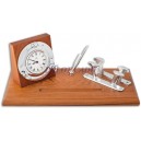 Horloge Porte Lettres porte stylo en laiton chromé sur base en Teck